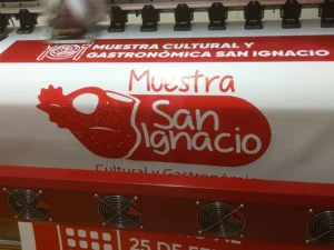 Pendón publicitario en tela PVC